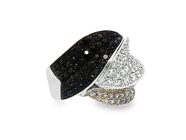 18kt 3.15ctw Tricolour Diamond Ring