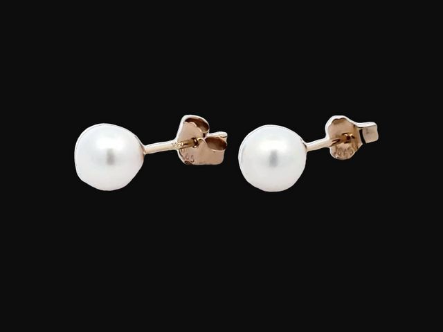 14KY 5.5 - 6.0 mm Pearl Stud Earrings