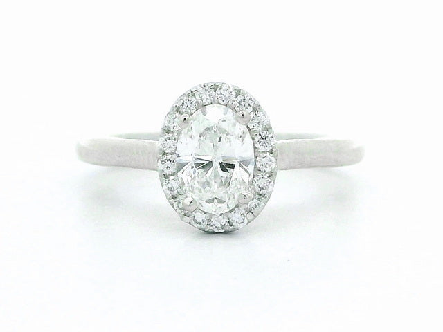 0.70 ctw Oval Diamond Enagement Ring