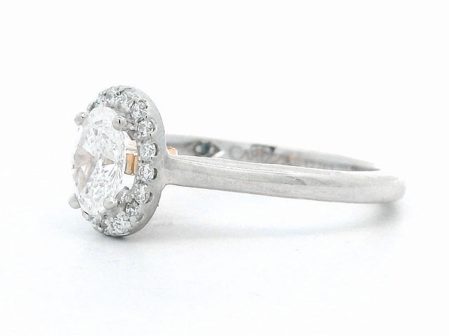 0.70 ctw Oval Diamond Enagement Ring